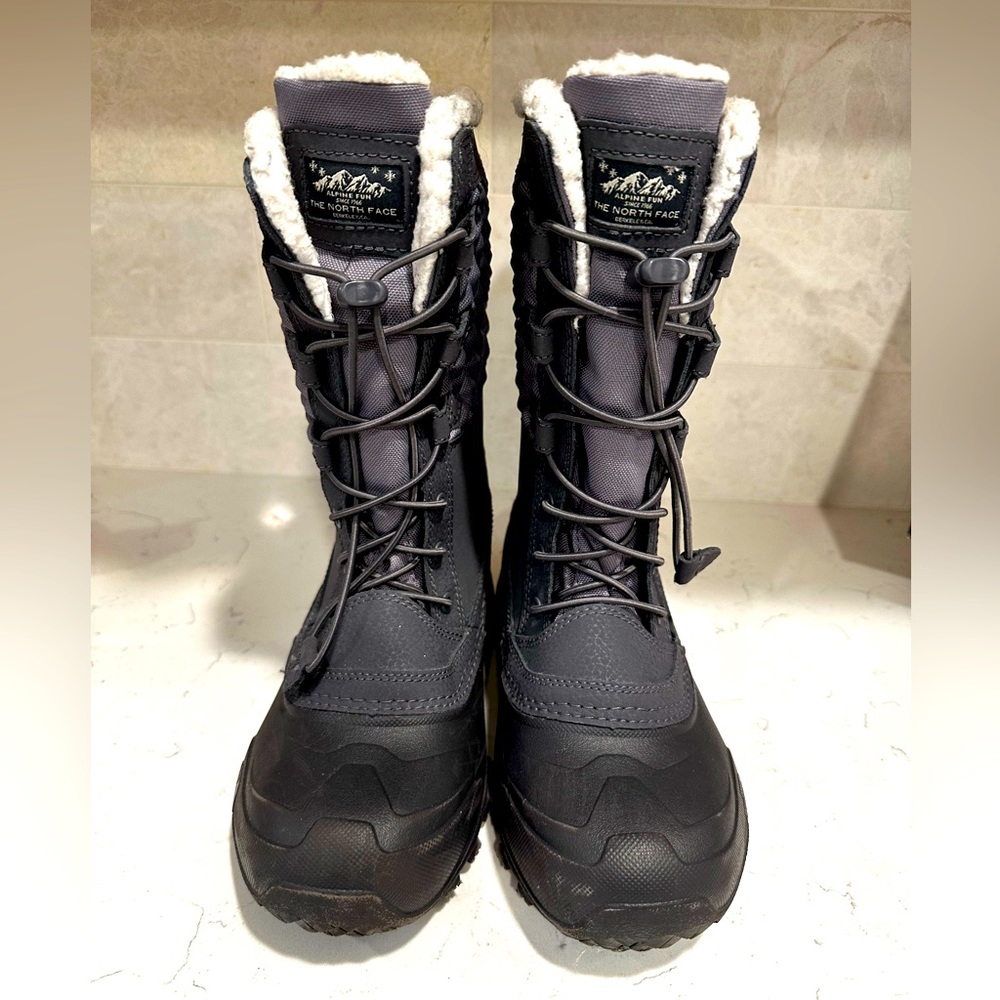 THE NORTH FACE Kids' Alpine Fun Snow Boot Size 5. Barely used maybe once!!